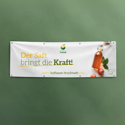 Individuell gestalteter Banner vor grünem Hintergrund