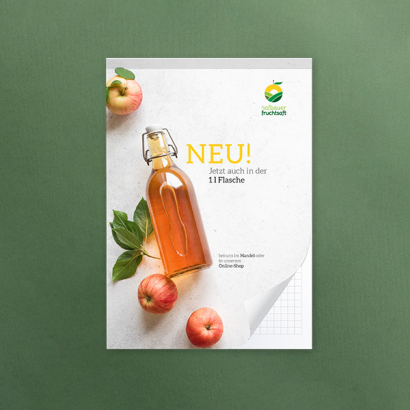 Individuell gestaltete Bloecke mit Deckblatt vor grünem Hintergrund