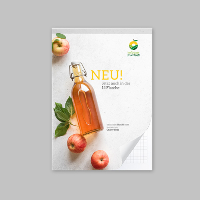 Individuell gestaltete Blöcke mit Deckblatt vor grauem Hintergrund