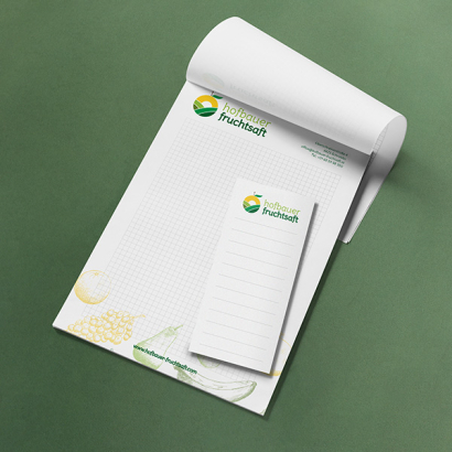 Individuell gestaltete Bloecke vor grünem Hintergrund