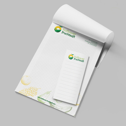 Individuell gestalteter Bloecke vor grauem Hintergrund