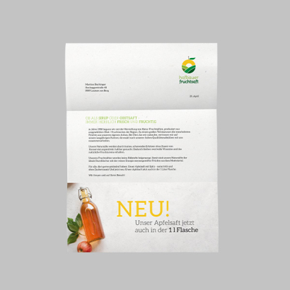 Individuell gestaltetes Briefpapier vor grauem Hintergrund