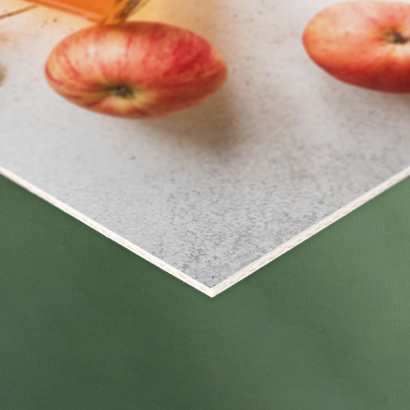 Individuell gestaltetes Dispa vor grünem Hintergrund