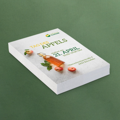 Individuell gestaltete Flyer vor grünem Hintergrund