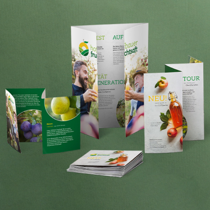 Individuell gestaltete Folder vor grünem Hintergrund