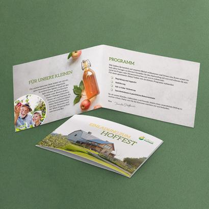 Individuell gestaltete Grusskarten vor grünem Hintergrund