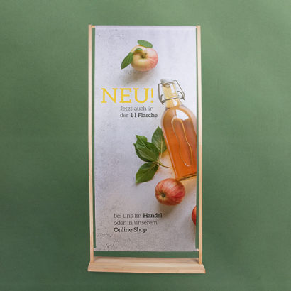 Individuell gestalteter Holzbanner vor grünem Hintergrund