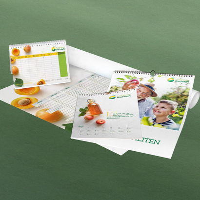 Individuell gestaltete Kalender vor grünem Hintergrund