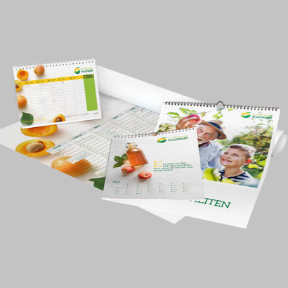 Individuell gestalteter Kalender vor grauem Hintergrund