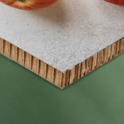 Kartonwaben vor grünem Hintergrund