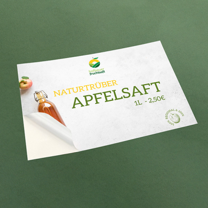 Individuell gestaltete Klebefolien vor grünem Hintergrund