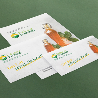 Individuell gestaltete Kuverts vor grünem Hintergrund