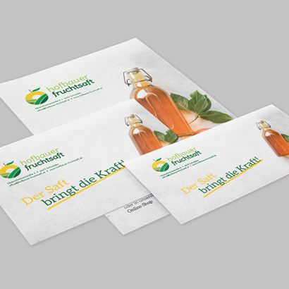 Individuell gestaltete Recyclingkuverts vor grauem Hintergrund