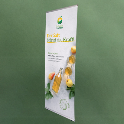 Individuell gestalteter L-Banner vor grünem Hintergrund