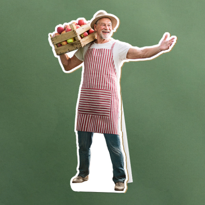 Individuell gestaltete Pappfiguren vor grünem Hintergrund