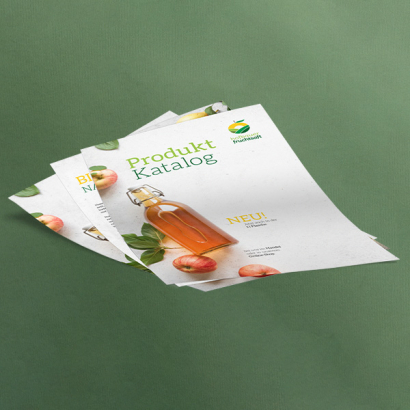 Individuell gestaltete Loseblattsammlungen vor grünem Hintergrund