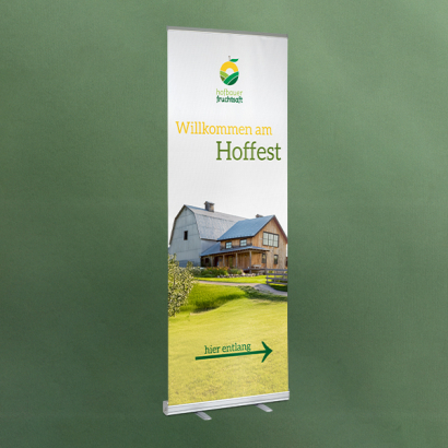 Individuell gestaltete Rollup vor grünem Hintergrund