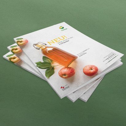 Individuell gestaltete Softcover vor grünem Hintergrund