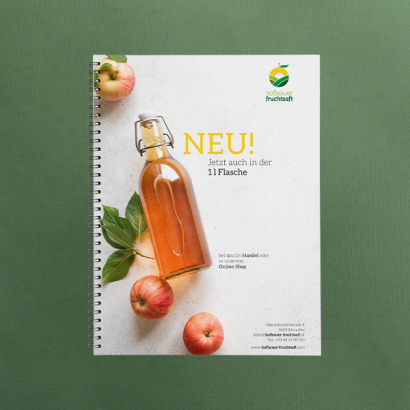 Individuell gestalteter Spiralblock vor grünem Hintergrund