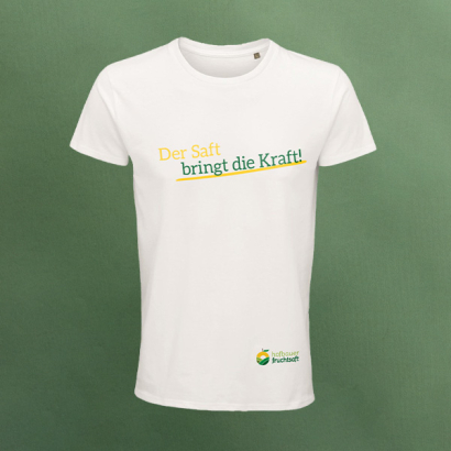 Individuell gestaltete T-Shirts vor grünem Hintergrund