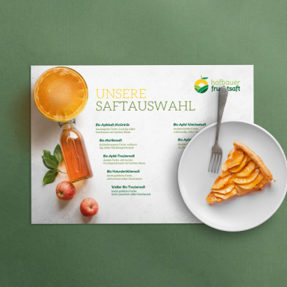 Individuell gestaltete Tischsets vor grünem Hintergrund