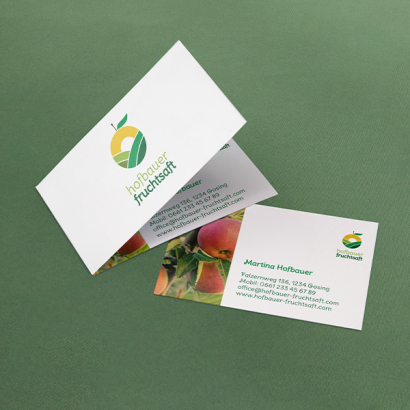 Individuell gestaltete Visitenkarten vor grünem Hintergrund