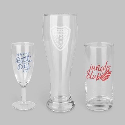 3 verschiedene Gläser auf grauem Hintergrund