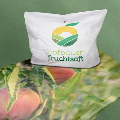 Bedruckte Bettwäsche auf grünem Hintergrund