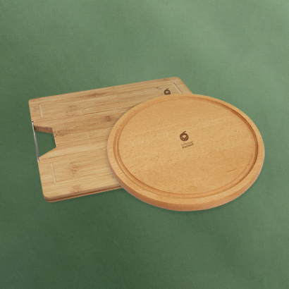 Umweltfreundliche Schneidebretter auf grünem Hintergrund