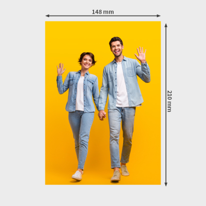 Druckdatei mit Grössenangabe und zwei Menschen, die winken und Händchen halten als Motiv