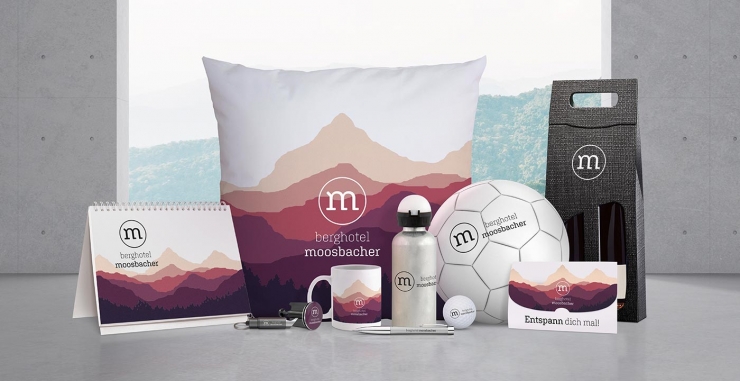 Verschiedene bedruckte Give-aways vor einem Fenster