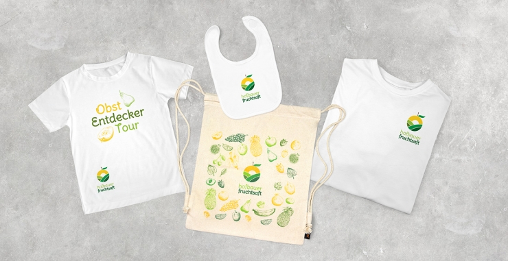 Verschiedene Textilien mit Aufdruck auf grauem Hintergrund