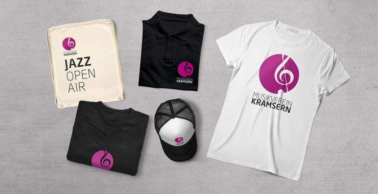 T-Shirts in weiss und schwarz, eine Kappe und eine Tasche mit bedrucktem Motiv
