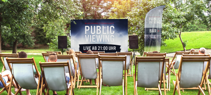 Liegesesseln stehen in einem Park für Public Viewing