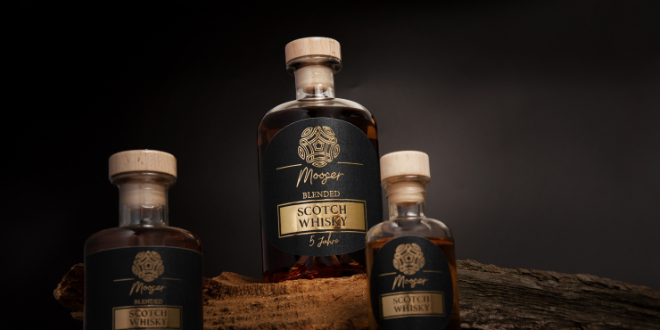 Whiskyflasche auf schwarzem Hintergrund