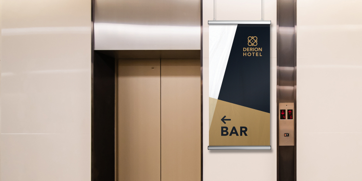 Individuell bedruckter Werbebanner für Hotel neben Aufzug