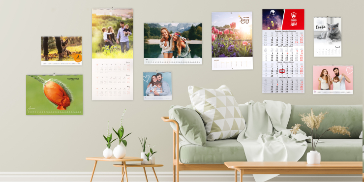 selbst gestaltete Kalender auf weisser Wand hängend