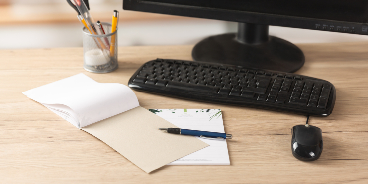 Rückkarton des klassischen Blocks auf einem Bürotisch