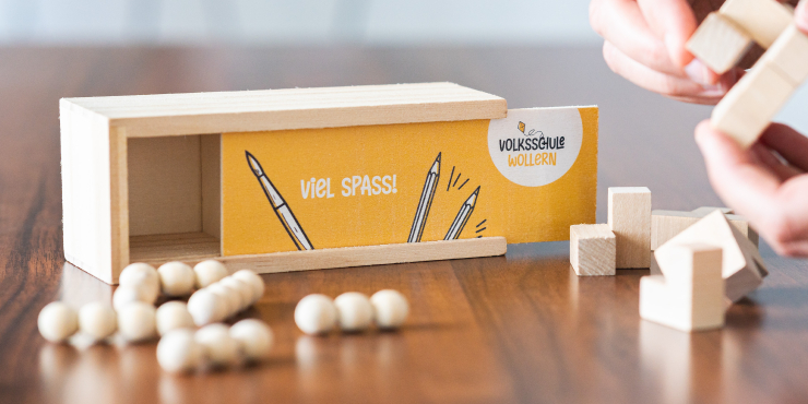 Individuell bedrucktes Geschicklichkeitsspiel auf Tisch