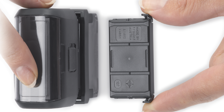 Jemand tauscht das Stempelkissen aus