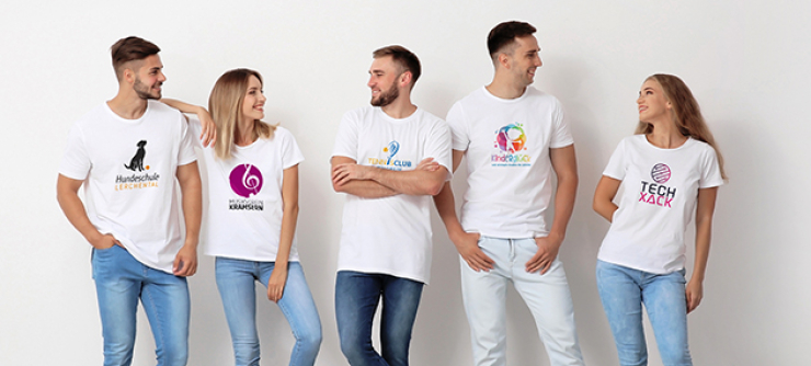 Verschiedene Vereinsmitglieder mit unterschiedlich bedruckten T-Shirts