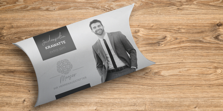 bedruckte Produktverpackung auf Holzhintergrund