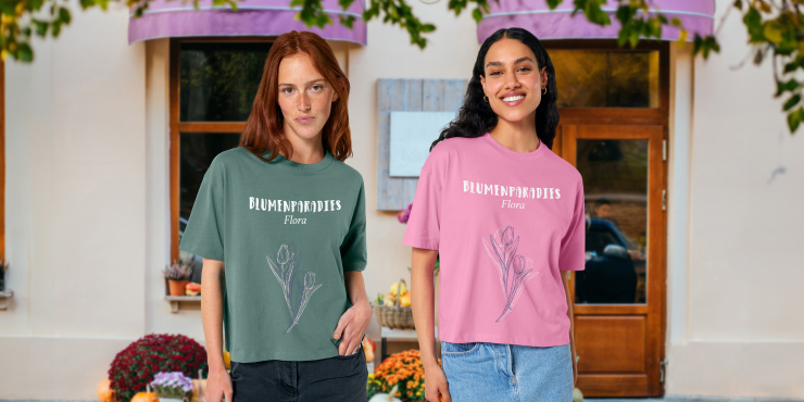 Zwei Frauen tragen gleiches T-Shirt in verschiedenen Farben