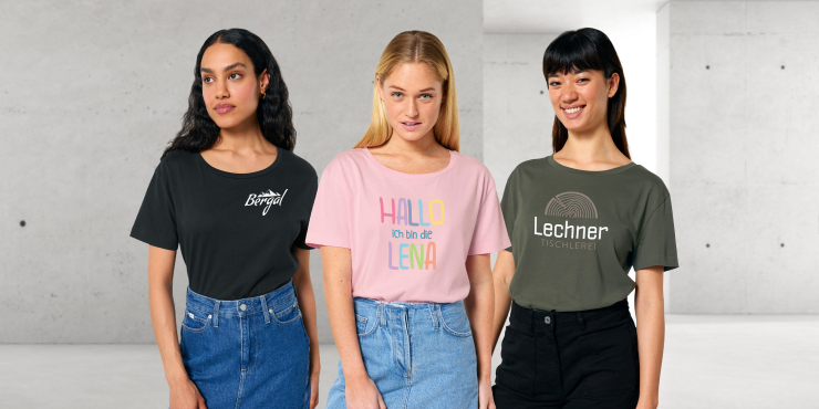 Gruppe von jungen Frauen tragen T-Shirts mit unterschiedlichen Designs