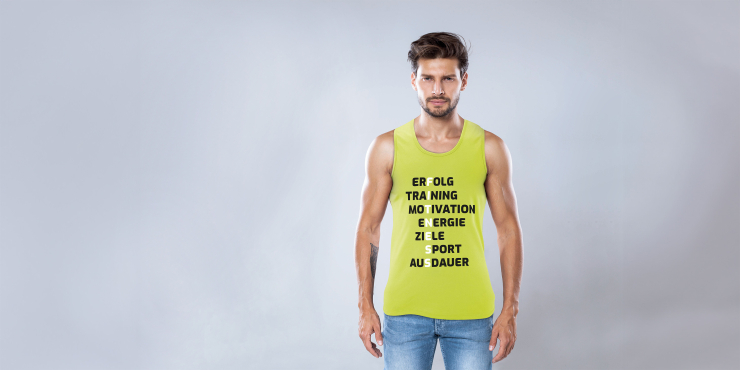 Mann trägt bedrucktes ärmelloses T-Shirt mit Spruch