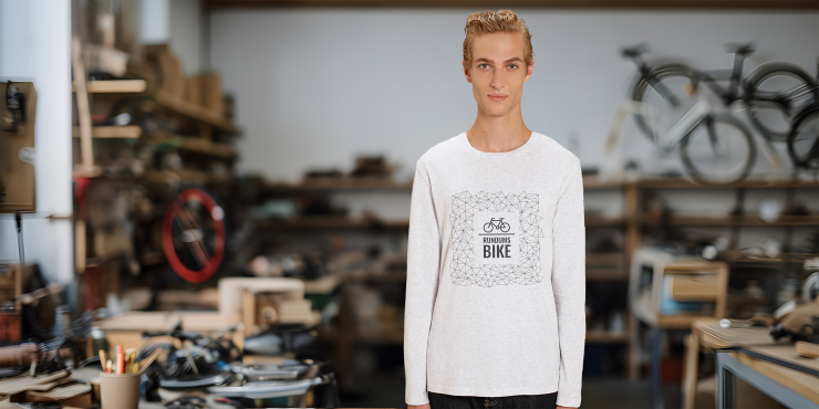 Junger Mitarbeiter eines Unternehmens trägt bedrucktes Langarm-T-Shirt mit Rundhalsausschnitt und Logo