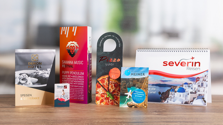 Verschiedene individuell bedruckte Drucksorten auf einem Tisch