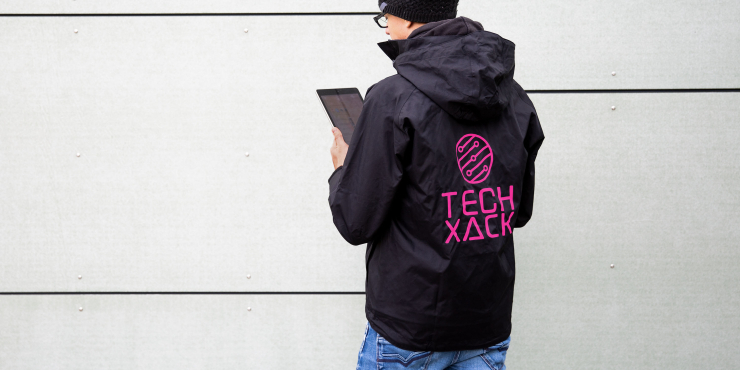 Ein Mann trägt eine Hydraplus Russell Jacke mit individuellem Druck