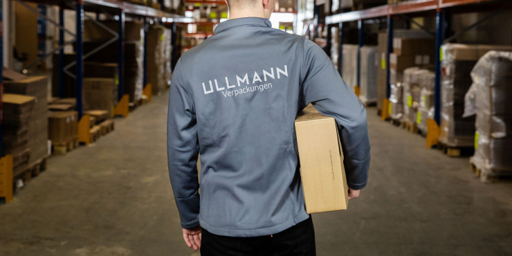 Ein Mann trägt eine bedruckte Softshell Jacke