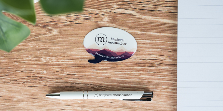 Auf einem Tisch klebt ein Doming-Aufkleber in Sprechblasen Form